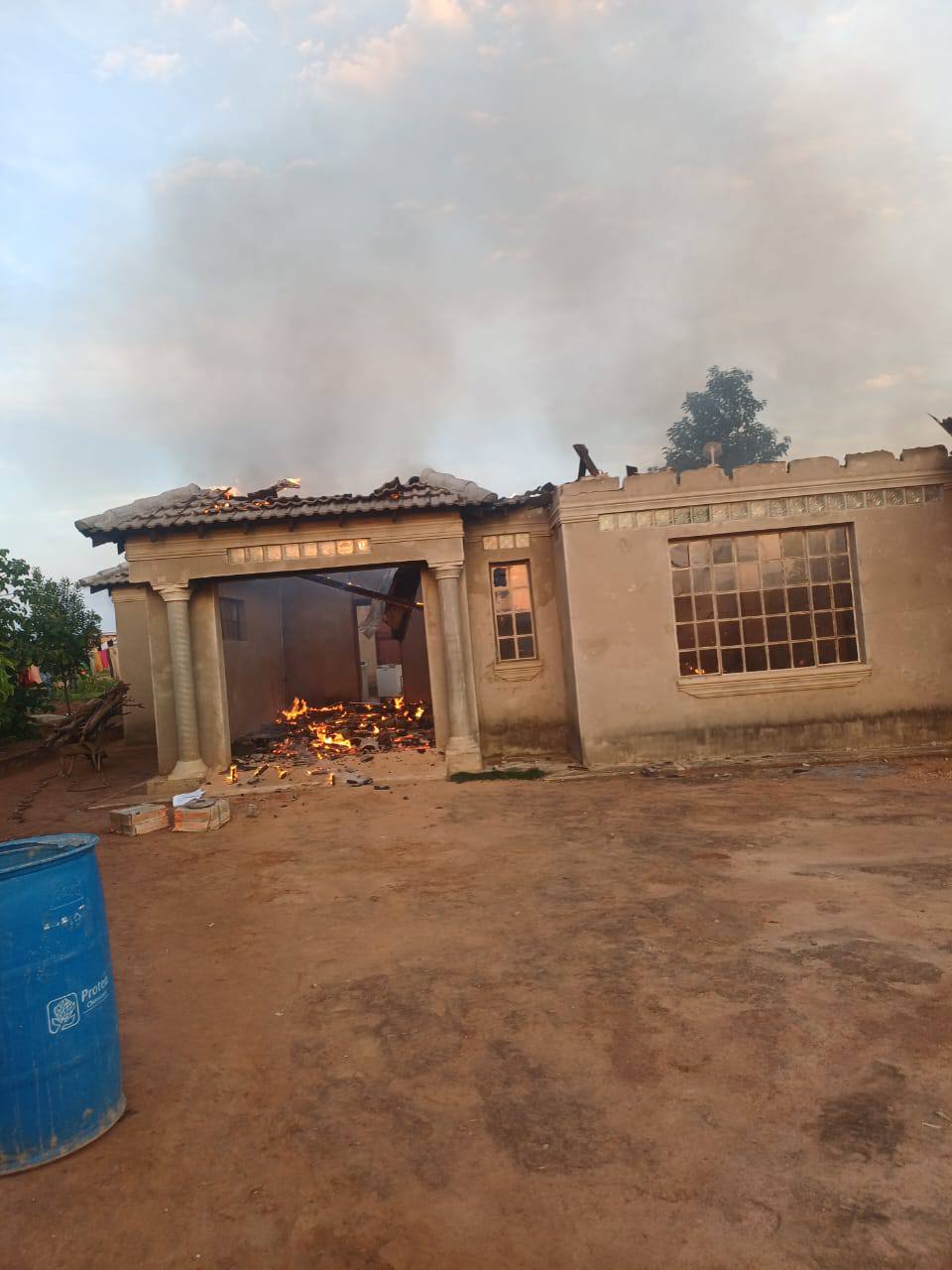 SIX (06) PEOPLE REMAINS STRANDED AFTER THEIR HOUSE GUTTED BY FIRE AT MANDLAKAZI VILLAGE
